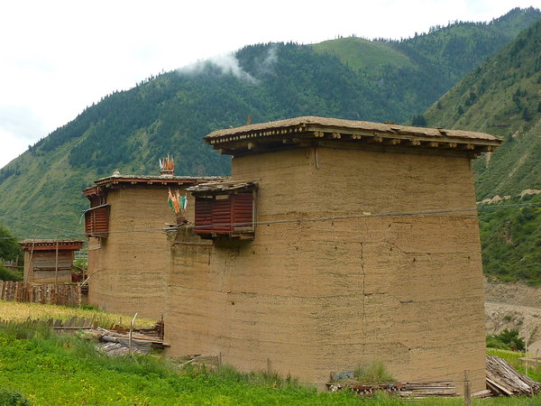 Houses on the road from Ganzi to Litiang