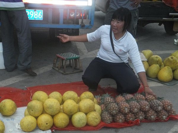Citrons and pineapples for sale in Ninger