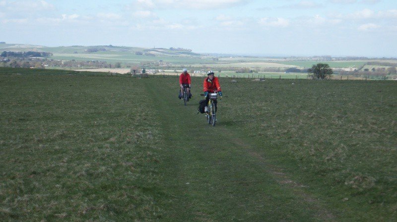 Grassy trail south of Avebury