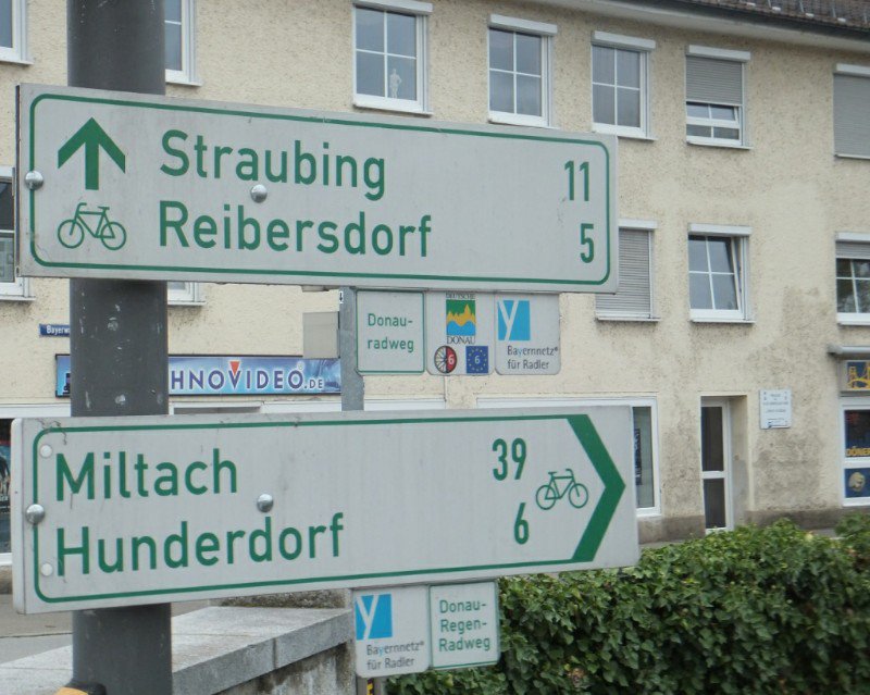 Route signs in Bogen