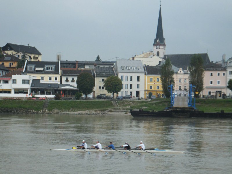 A crew passing Ottensheim
