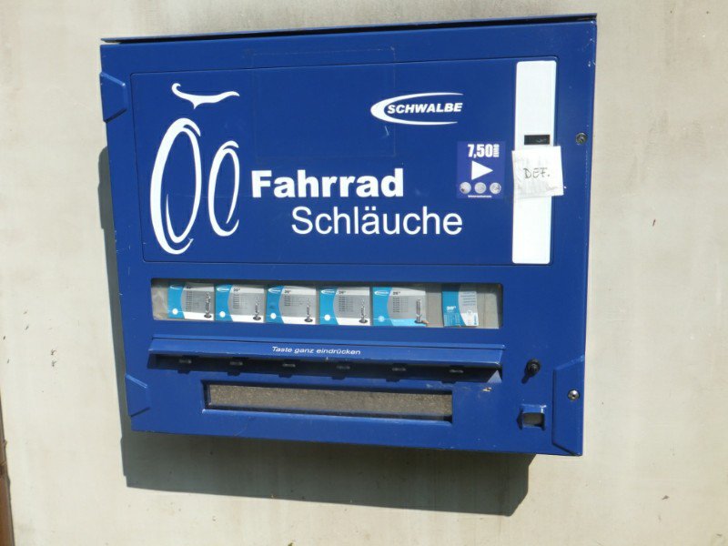 Vending machine for bicycle inner tubes along the radweg