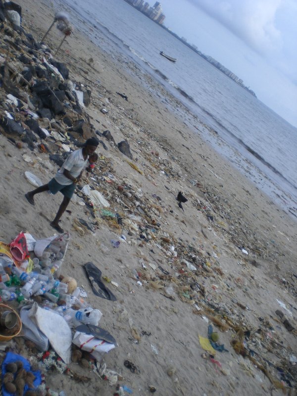 Dump of rubbish on Chowpatty beach