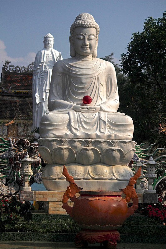 Buddha at entrance to Thien An Pagoda