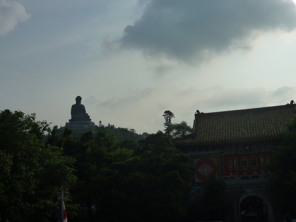 Vue du Bouddha géant avec un temple