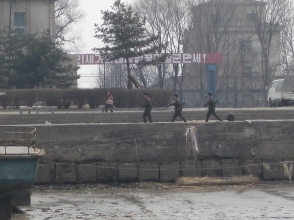 Des soldats nord-coréens au pas