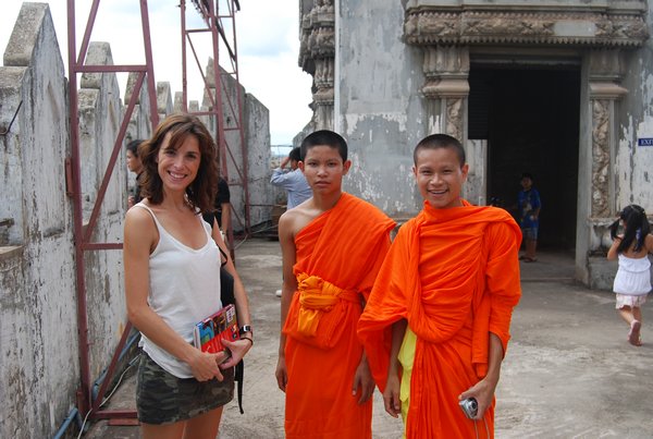 Asun con dos monjes budistas