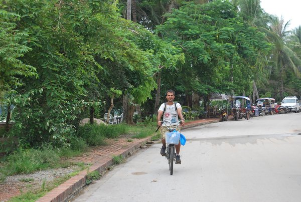 Roger paseando por Luang Prabang