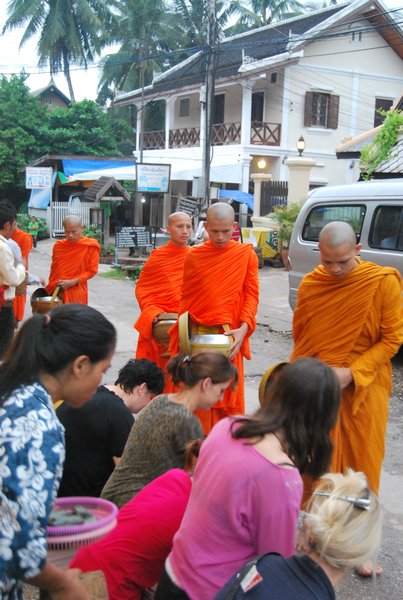 Asun en la ofrenda a los monjes