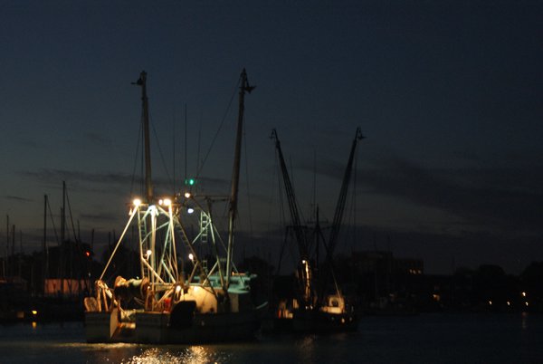 Bateaux de peche entrant au port la nuit