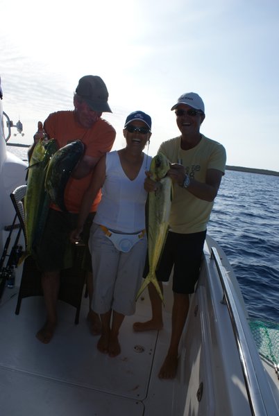 Aline, Luc et Gilles avec leur pêche de la journée : 3 beaux Mai-Mahi