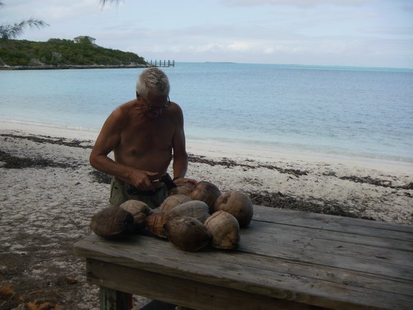 Serge qui décortiquent les noix de coco