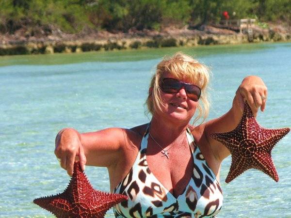 Louise et ses étoiles de mer sur la plage de Green Turtle Cay