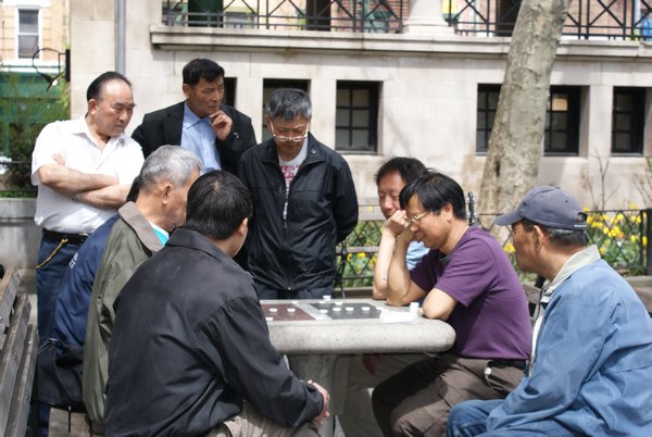 Les habitants du quartier chinois de NY concentrés sur leur jeux