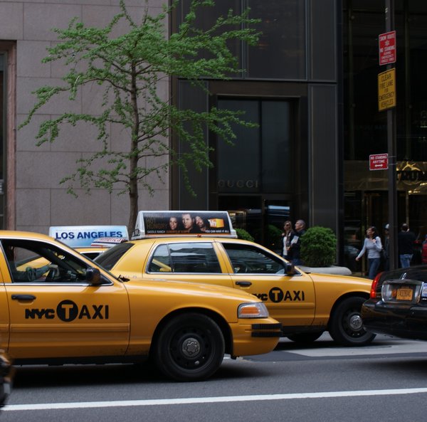Des YellowCab devant Gucci sur la Fifth Avenue à NY