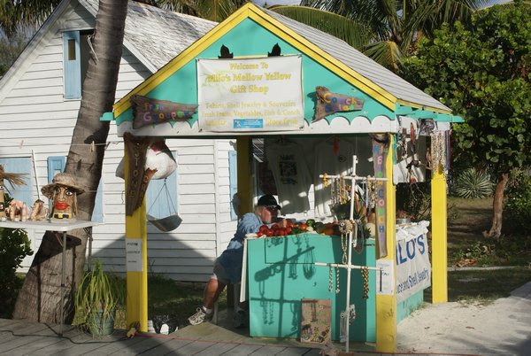 Kiosque de fruits et légumes et artisanat local à Great Guana Cay