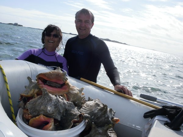 L'équipage d'Océana 1 pose avec le résultat de notre pêche aux conch "miraculeuse"
