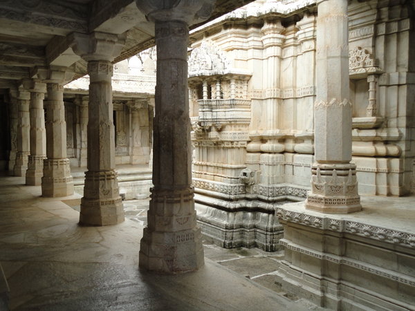 Inside the hall, Jain Temple @ Ranakpur