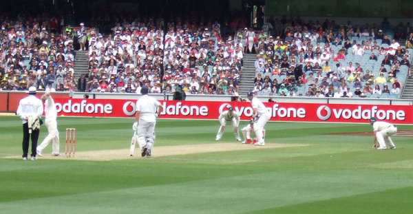 Smith bowls to Pietersen