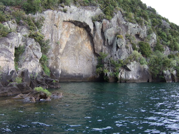 The Maori carvings at Mine Bay