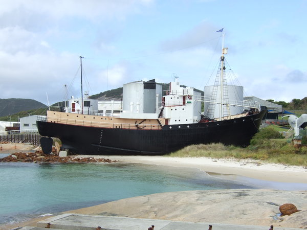 Old whaling ship 'Cheynes IV'