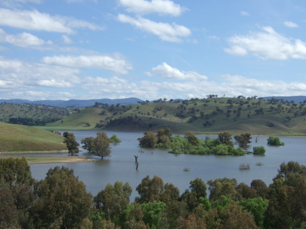 A full and picturesque Lake Burrinjuck