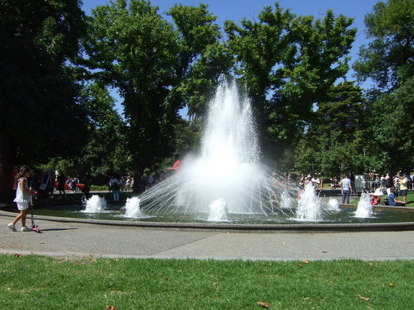 Crowds around the fountain