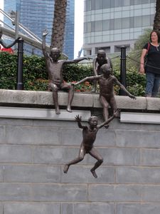 5 naked swimmers statue