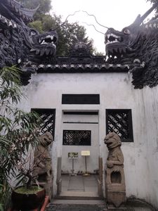 Yuyuan Garden Gate - Dragon walls