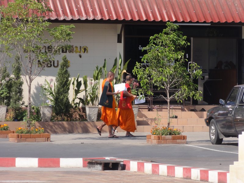 Wat Chedi Luang monks