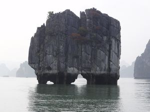 Halong Bay - Kissing rocks