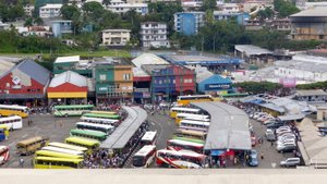 Busbahnhof vor dem Hafen in Suva.