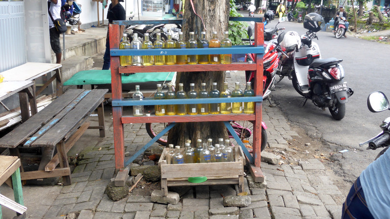 Balinesische Tankstelle für Motorroller. Getankt wird Flaschenweise.