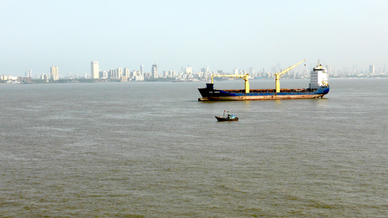 Mumbai taucht aus dem Morgendunst auf.