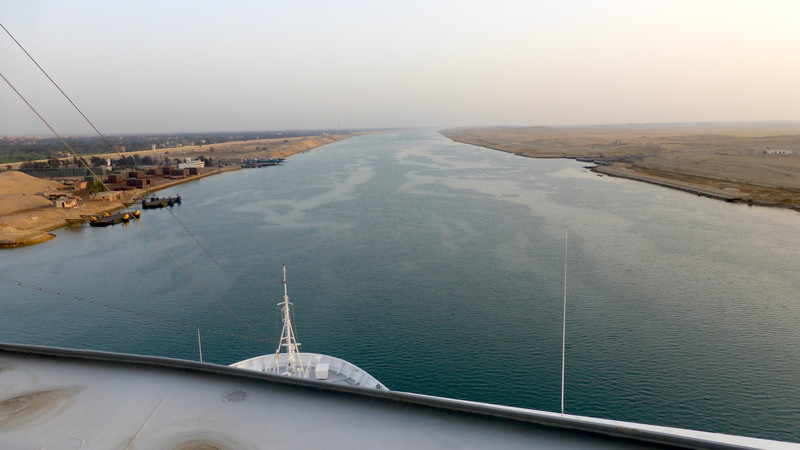 Die Durchfahrt beginnt im Morgengrauen in Suez.