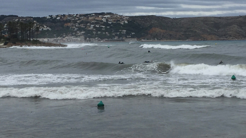 Die Surfer freuen sich für die Wellen.