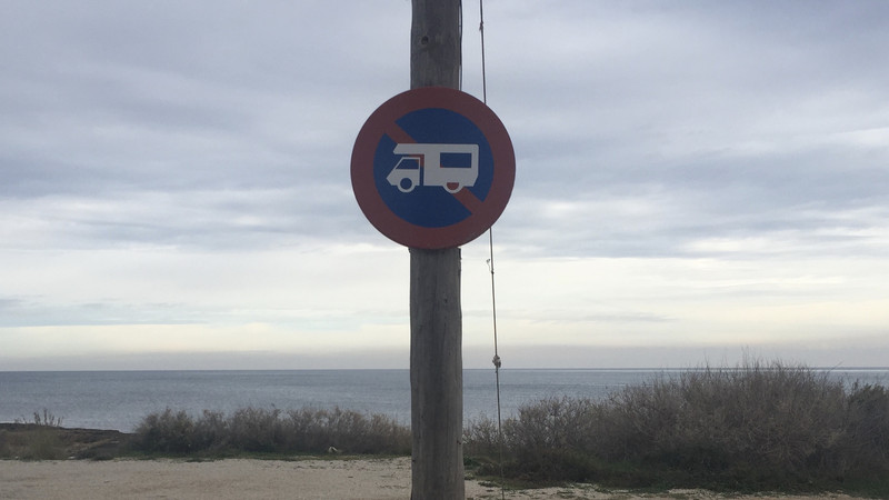 Die trotz Verbots Schildern am Meer stehen.