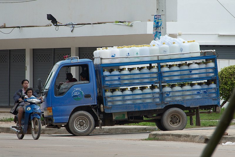 water dlv. truck