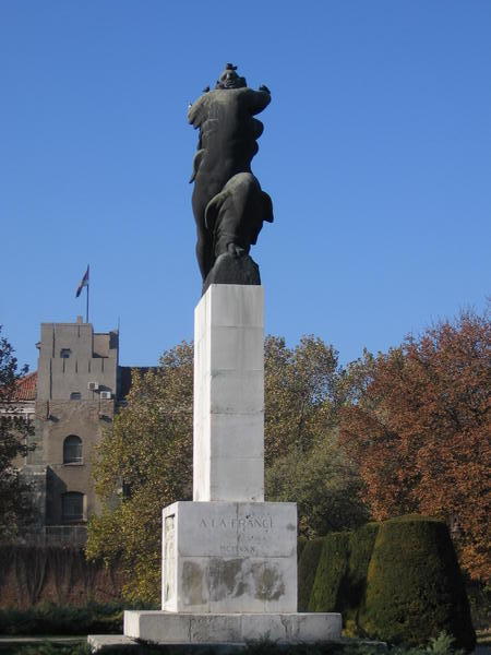 Wierd statue dedicated to France