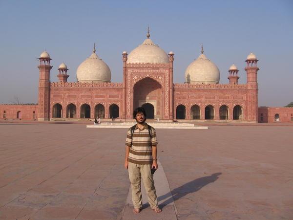 Me in front of the Badshahi Mosque