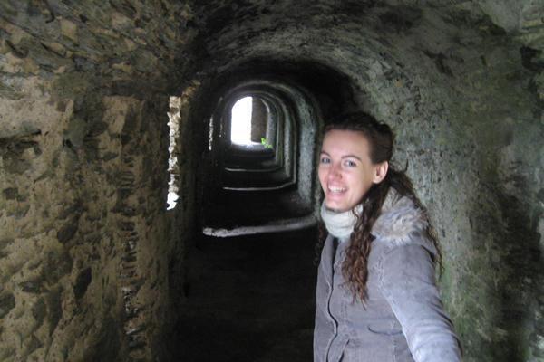 [11] Danni Exploring Burg Rhinefels 