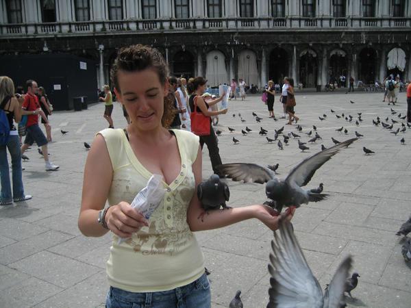 17 - Danni and the Pigeons in the Piazza