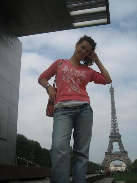 Danni leaning on the Eiffel Tower