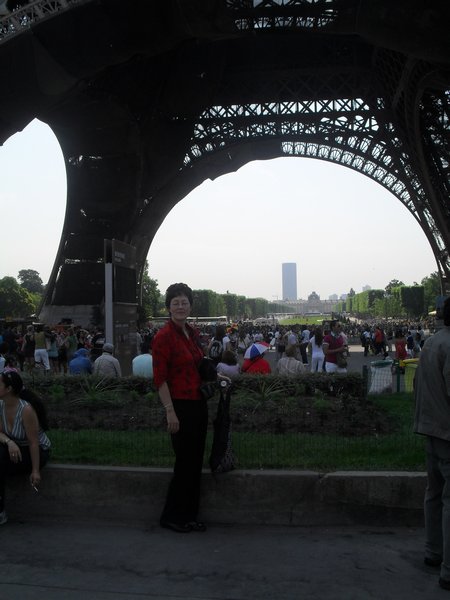 Donna under the Eiffel Tower