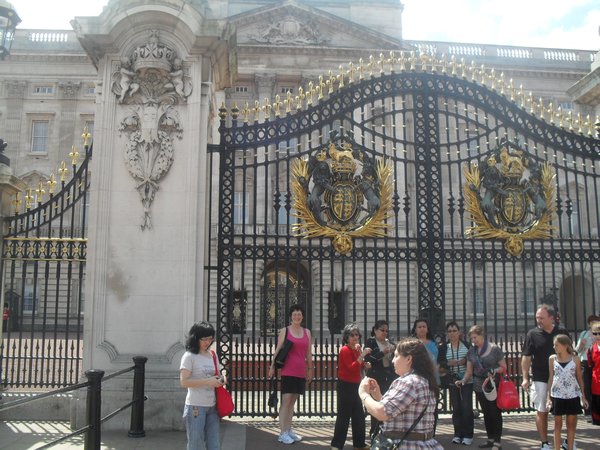 Donna at the gates of Buckingham Palace