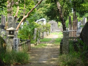 Yanaka-reien Cemetery