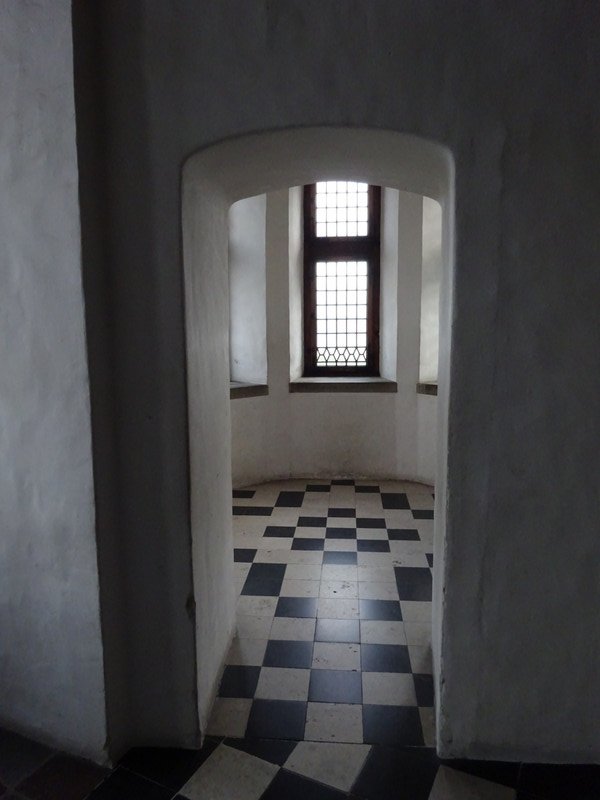 Octagonal room reminiscent of the 1948 Laurence Olivier Hamlet film
