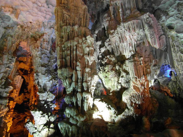 Hang Thien Cung Cave