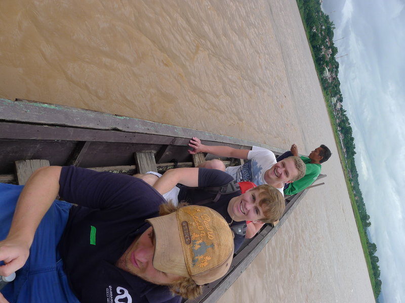 Crossing the river from Thailand to Laos 