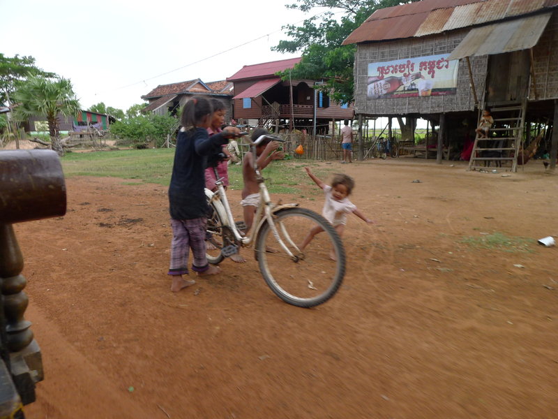 Kids along the road to the village of stilts 